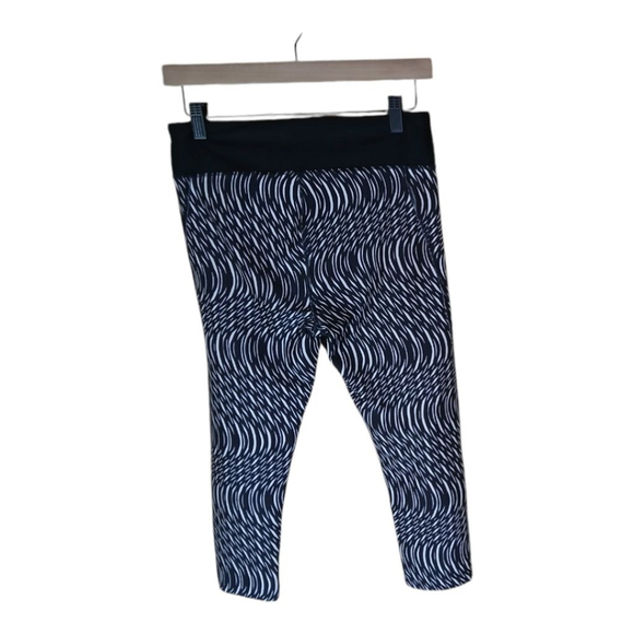 Under Armour Pants - Under Armour Womens Black & White Leggings Size Medium Capri Athletic Yoga Gym